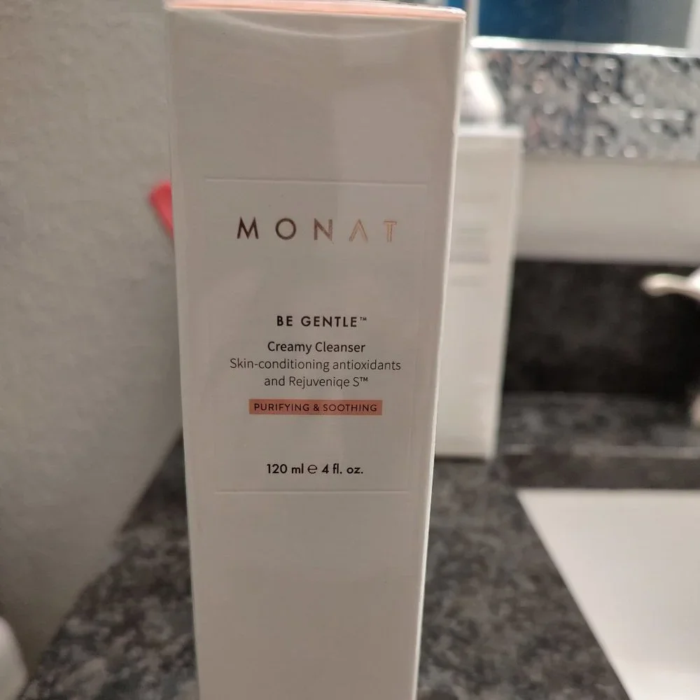 Monat Facial Cleanser - Picture 2 of 9